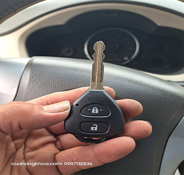 CHÌA KHÓA XE TOYOTA 2 NÚT